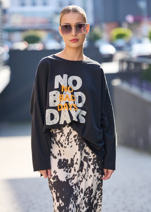 Bluza z napisem NO BAD DAYS, spódnica w zwierzęcy wzór