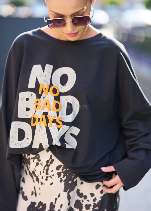 Bluza z napisem NO BAD DAYS, spódnica w zwierzęcy wzór