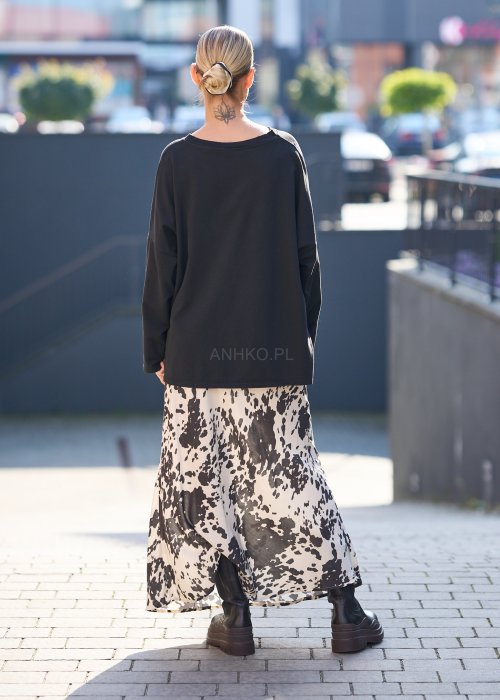 Bluza z napisem NO BAD DAYS, spódnica w zwierzęcy wzór