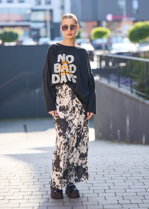 Bluza z napisem NO BAD DAYS, spódnica w zwierzęcy wzór
