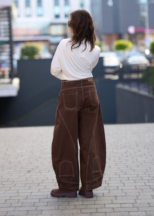 Biała, dopasowana bluzka damska z długim rękawem i półgolfem, wykonana z elastycznego materiału o gładkiej strukturze, tworząca elegancki, minimalistyczny look