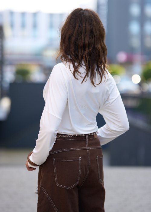 Biała, dopasowana bluzka damska z długim rękawem i półgolfem, wykonana z elastycznego materiału o gładkiej strukturze, tworząca elegancki, minimalistyczny look