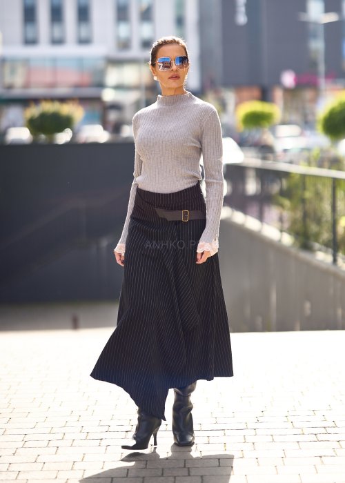 Czarna długa spódnica damska w prążki z paskiem w talii i asymetrycznym wiązaniem, elegancki styl business casual