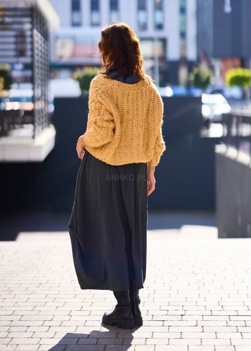 Żółty kardigan damski z grubym splotem, zapinany na duże guziki, o krótszym kroju i luźnym fasonie, styl casual boho