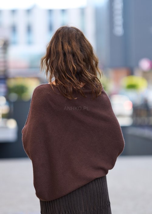 Brązowy sweter damski z szerokim dekoltem i długimi rękawami w stylu casual oversize