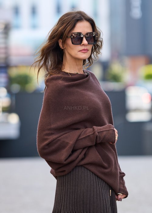 Brązowy sweter damski z szerokim dekoltem i długimi rękawami w stylu casual oversize