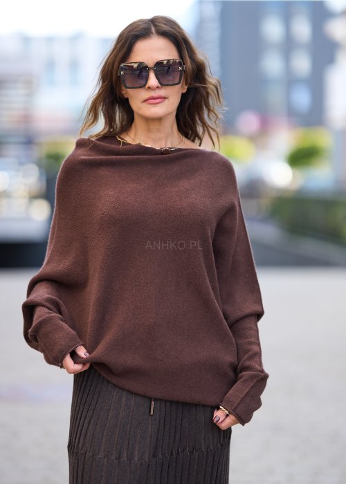 Brązowy sweter damski z szerokim dekoltem i długimi rękawami w stylu casual oversize