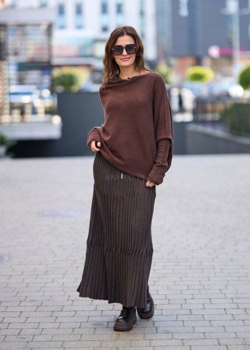 Brązowy sweter damski z szerokim dekoltem i długimi rękawami w stylu casual oversize