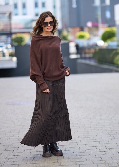Brązowy sweter damski z szerokim dekoltem i długimi rękawami w stylu casual oversize