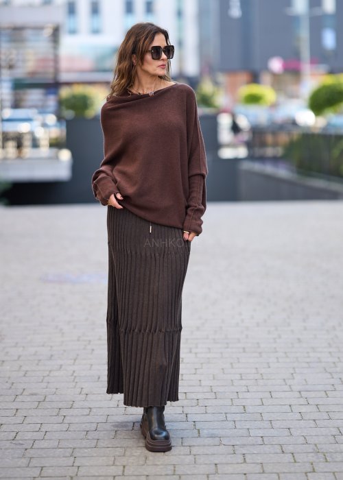 Brązowy sweter damski z szerokim dekoltem i długimi rękawami w stylu casual oversize