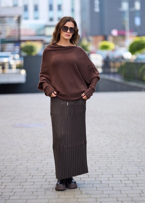 Brązowy sweter damski z szerokim dekoltem i długimi rękawami w stylu casual oversize