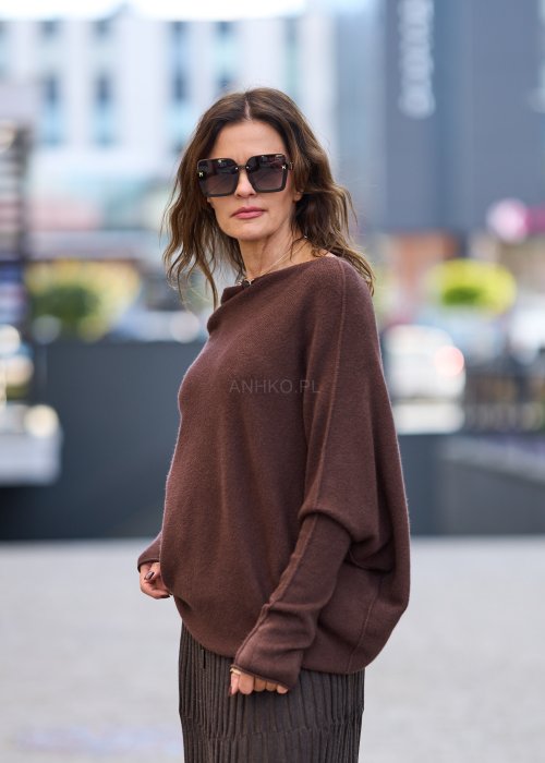 Brązowy sweter damski z szerokim dekoltem i długimi rękawami w stylu casual oversize