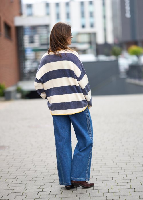Niebieskie jeansy damskie z wysokim stanem i szerokimi nogawkami, wykonane z klasycznego denimu w stylu casualowym