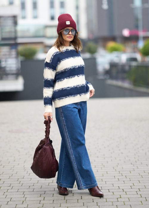 Sweter w granatowo-kremowe pasy
