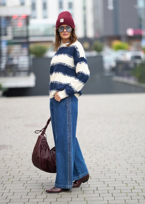 Sweter w granatowo-kremowe pasy