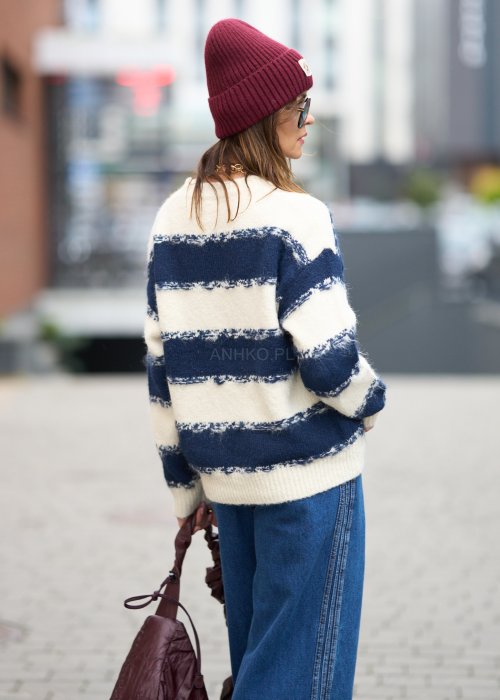 Sweter w granatowo-kremowe pasy