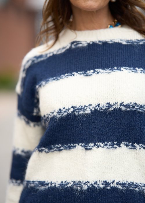 Sweter w granatowo-kremowe pasy