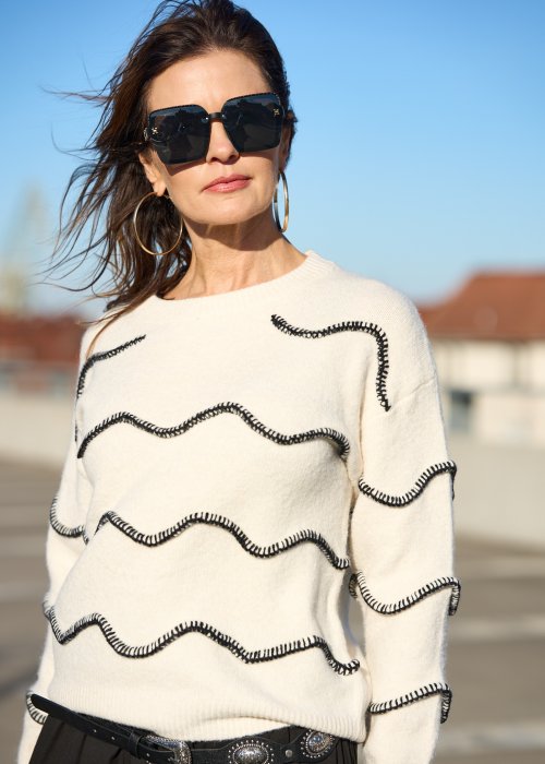 Ecru-sweter-damski-z-czarnym-falistym-haftem,-miekka-dzianina-o-prostym-kroju-i-okraglym-dekolcie-w-stylu-casual-7.jpg