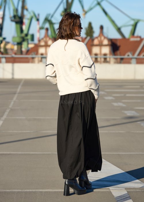 Ecru-sweter-damski-z-czarnym-falistym-haftem,-miekka-dzianina-o-prostym-kroju-i-okraglym-dekolcie-w-stylu-casual-5.jpg