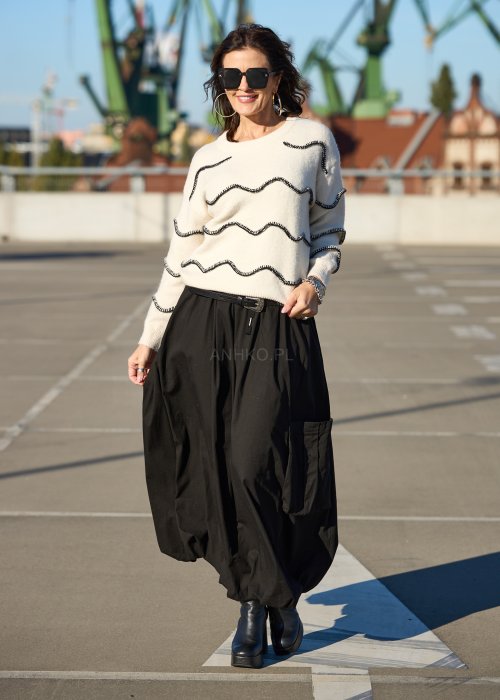 Ecru-sweter-damski-z-czarnym-falistym-haftem,-miekka-dzianina-o-prostym-kroju-i-okraglym-dekolcie-w-stylu-casual-2.jpg