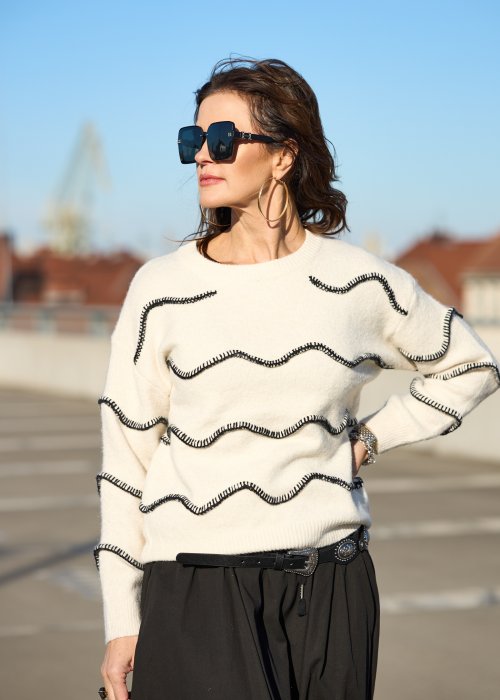 Ecru-sweter-damski-z-czarnym-falistym-haftem,-miekka-dzianina-o-prostym-kroju-i-okraglym-dekolcie-w-stylu-casual.jpg