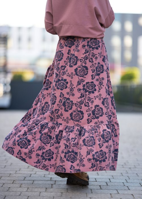 Rozowa-spodnica-damska-maxi-z-czarnym-kwiatowym-wzorem,-rozkloszowana-z-falbana,-w-stylu-boho-i-romantycznym-10.jpg