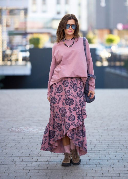 Rozowa-spodnica-damska-maxi-z-czarnym-kwiatowym-wzorem,-rozkloszowana-z-falbana,-w-stylu-boho-i-romantycznym-5.jpg