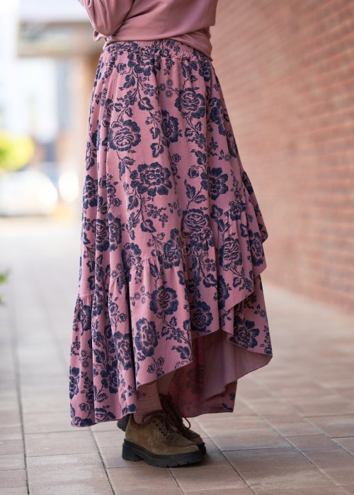 Rozowa-spodnica-damska-maxi-z-czarnym-kwiatowym-wzorem,-rozkloszowana-z-falbana,-w-stylu-boho-i-romantycznym-4.jpg