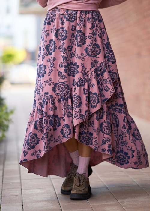 Rozowa-spodnica-damska-maxi-z-czarnym-kwiatowym-wzorem,-rozkloszowana-z-falbana,-w-stylu-boho-i-romantycznym-2.jpg
