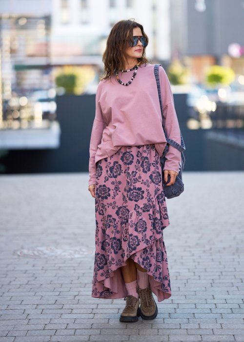 Rozowa-spodnica-damska-maxi-z-czarnym-kwiatowym-wzorem,-rozkloszowana-z-falbana,-w-stylu-boho-i-romantycznym.jpg