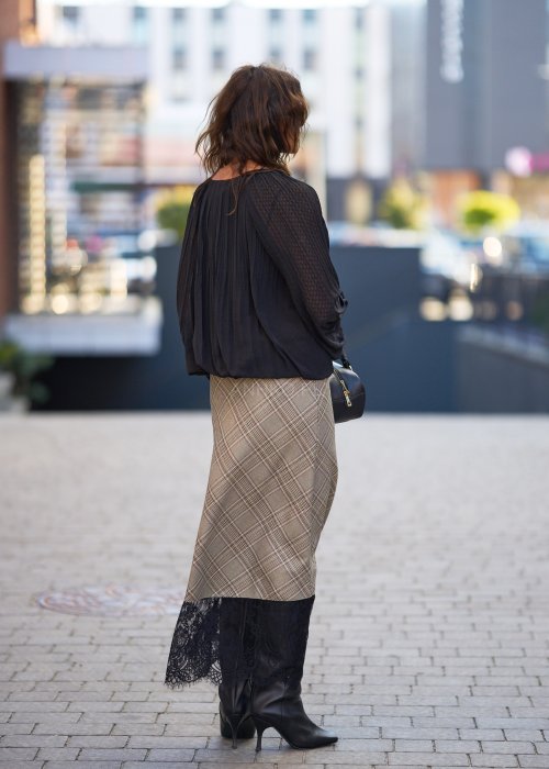 Czarna-bluzka-damska-z-lekkiego,-zwiewnego-materialu,-z-szerokimi-rekawami-i-dekoltem-w-serek,-styl-boho-elegance-10.jpg