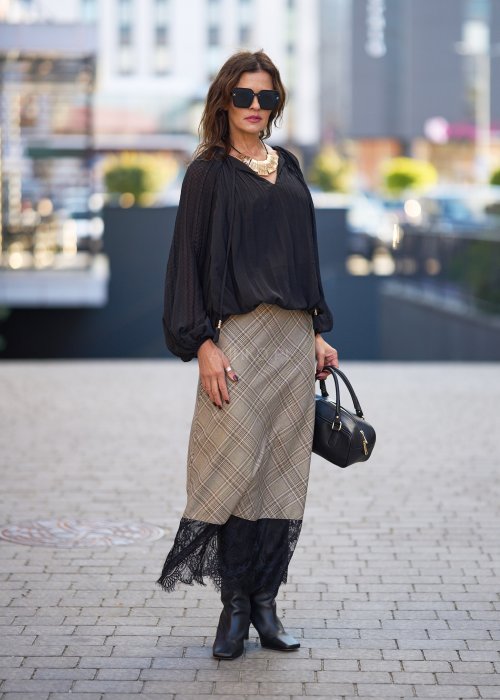 Czarna-bluzka-damska-z-lekkiego,-zwiewnego-materialu,-z-szerokimi-rekawami-i-dekoltem-w-serek,-styl-boho-elegance-9.jpg