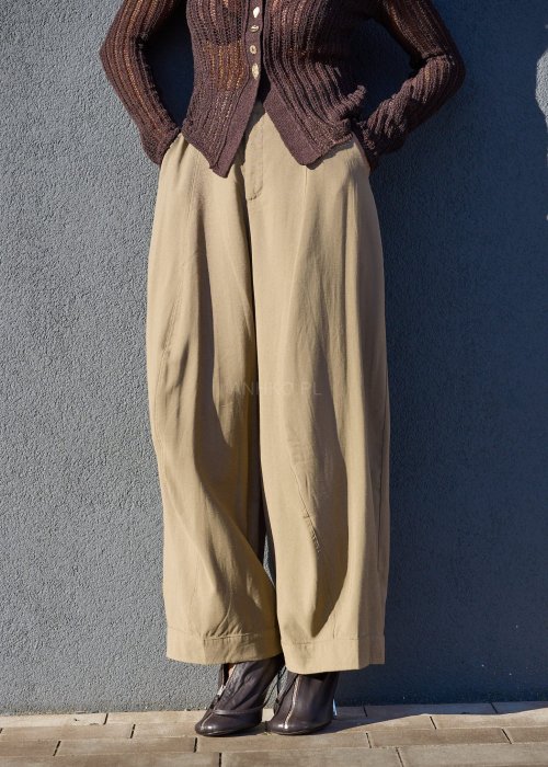 Luzne-spodnie-w-kolorze-bezowym,-o-szerokich-nogawkach-i-miekkiej-linii,-wykonane-z-przewiewnego-materialu,-idealne-do-stylizacji-casual-i-boho.-2.jpg