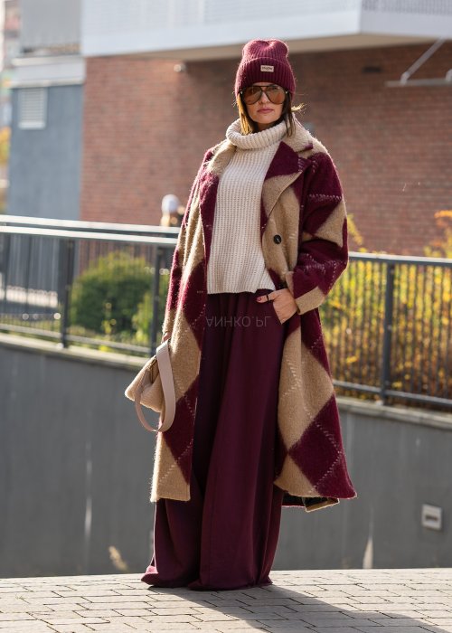 Wełniany płaszcz Damski Mavrie bordowo-beżowy w romby w oversize’owym fasonie maxi