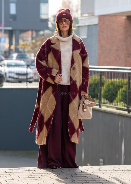 Wełniany płaszcz Damski Mavrie bordowo-beżowy w romby w oversize’owym fasonie maxi