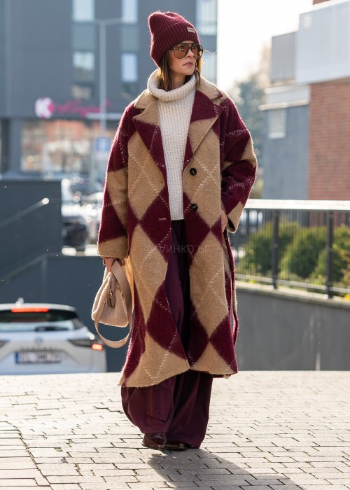 Wełniany płaszcz Damski Mavrie bordowo-beżowy w romby w oversize’owym fasonie maxi