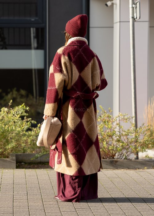 Wełniany płaszcz Damski Mavrie bordowo-beżowy w romby w oversize’owym fasonie maxi