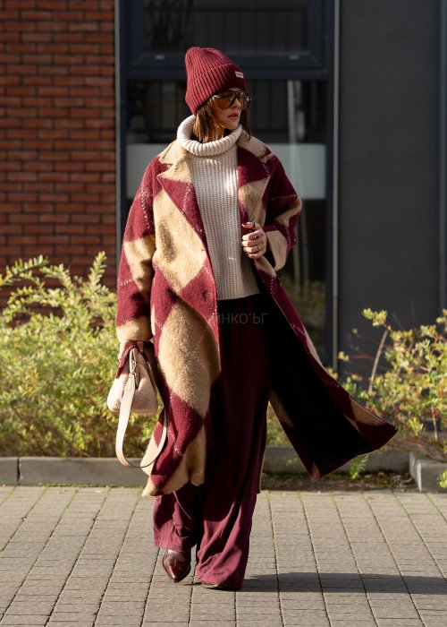 Wełniany płaszcz Damski Mavrie bordowo-beżowy w romby w oversize’owym fasonie maxi