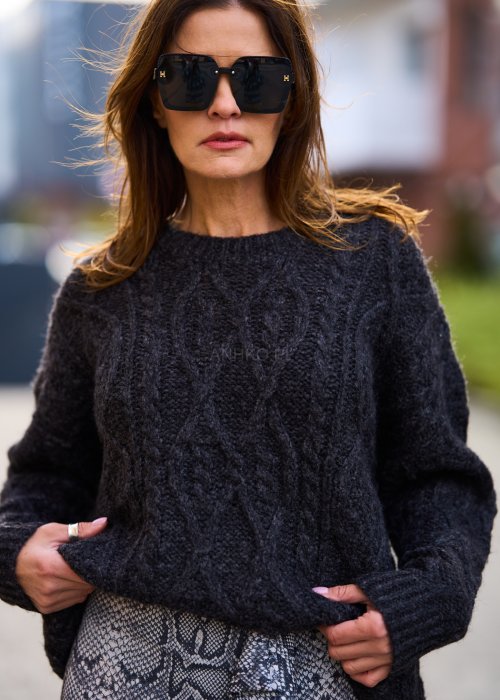 Ciemnoszary sweter z puszystej dzianiny, gruby warkoczowy splot, długie rękawy i luźny oversize’owy krój