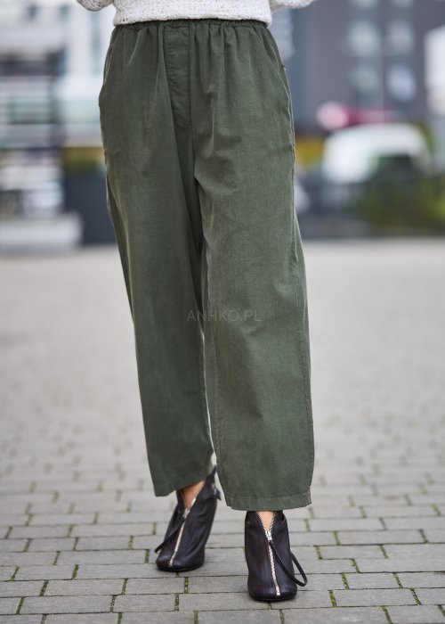 Zielone-spodnie-damskie-z-bawelny-o-prostym-kroju-i-elastycznej-talii,-styl-casual-8.jpg
