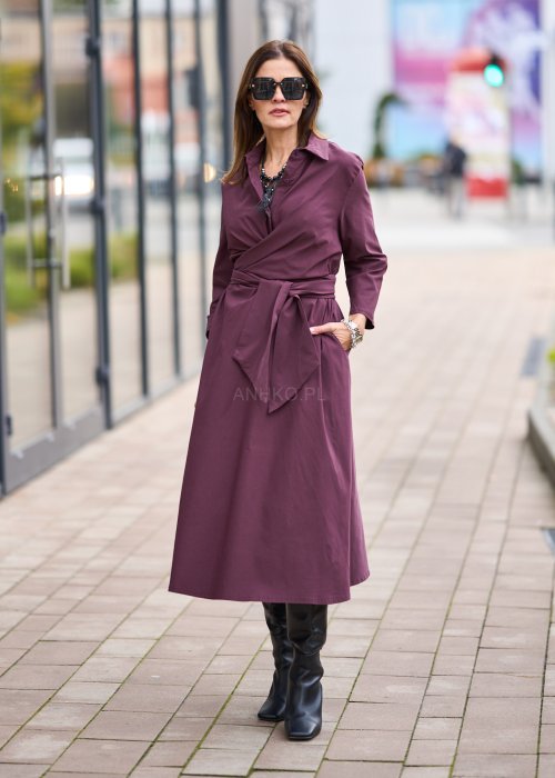 Sukienka midi w kolorze śliwkowym, z kołnierzykiem, długim rękawem, kopertowym przodem i wiązaniem w pasie, wykonana z gładkiej tkaniny o eleganckim kroju