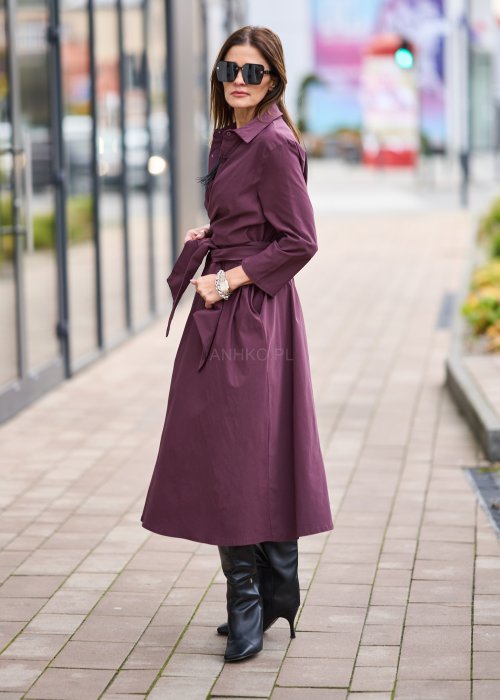Sukienka midi w kolorze śliwkowym, z kołnierzykiem, długim rękawem, kopertowym przodem i wiązaniem w pasie, wykonana z gładkiej tkaniny o eleganckim kroju