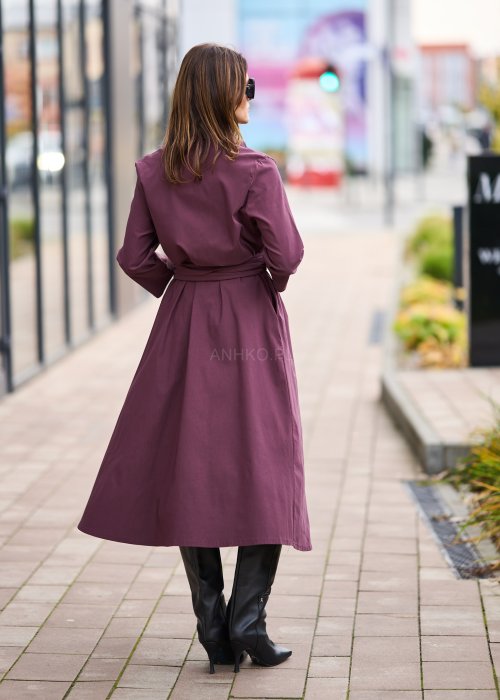 Sukienka midi w kolorze śliwkowym, z kołnierzykiem, długim rękawem, kopertowym przodem i wiązaniem w pasie, wykonana z gładkiej tkaniny o eleganckim kroju