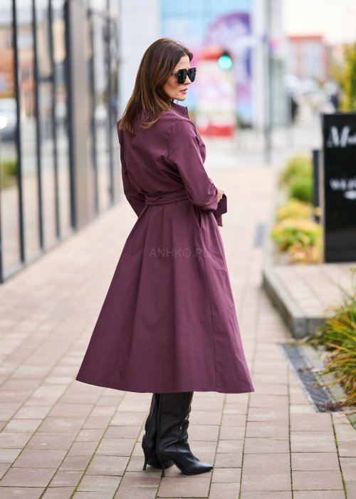 Sukienka midi w kolorze śliwkowym, z kołnierzykiem, długim rękawem, kopertowym przodem i wiązaniem w pasie, wykonana z gładkiej tkaniny o eleganckim kroju
