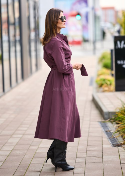 Sukienka midi w kolorze śliwkowym, z kołnierzykiem, długim rękawem, kopertowym przodem i wiązaniem w pasie, wykonana z gładkiej tkaniny o eleganckim kroju