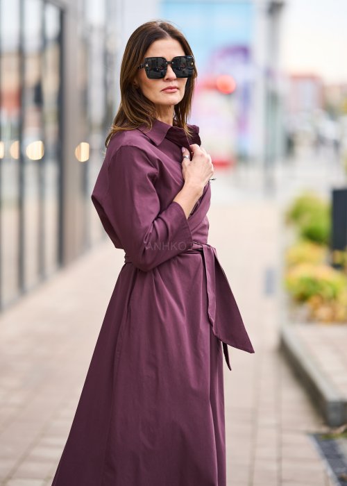 Sukienka midi w kolorze śliwkowym, z kołnierzykiem, długim rękawem, kopertowym przodem i wiązaniem w pasie, wykonana z gładkiej tkaniny o eleganckim kroju