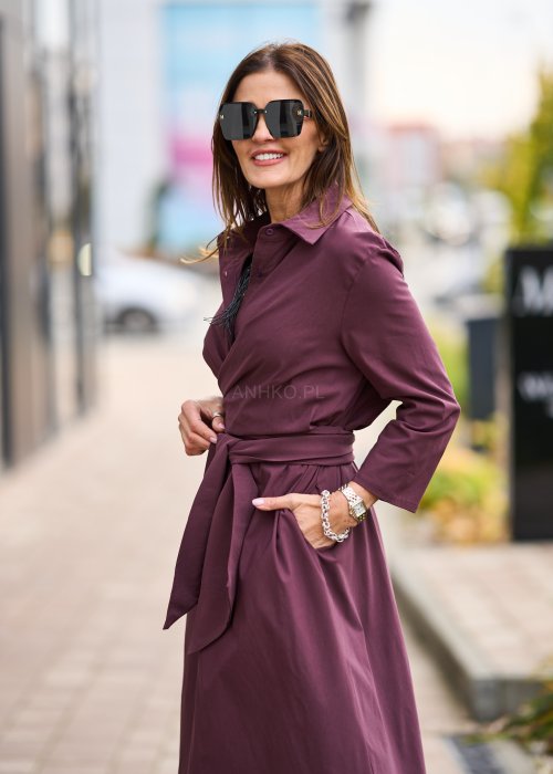 Sukienka midi w kolorze śliwkowym, z kołnierzykiem, długim rękawem, kopertowym przodem i wiązaniem w pasie, wykonana z gładkiej tkaniny o eleganckim kroju