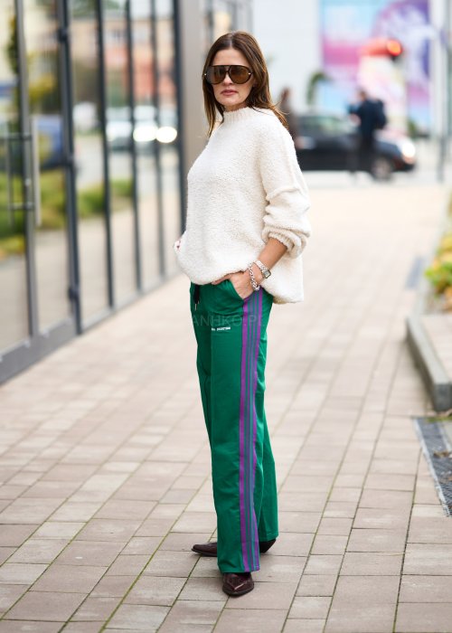 Kremowy sweter z pluszowej dzianiny teddy, luźny krój, długi rękaw i miękka tekstura w stylu casual