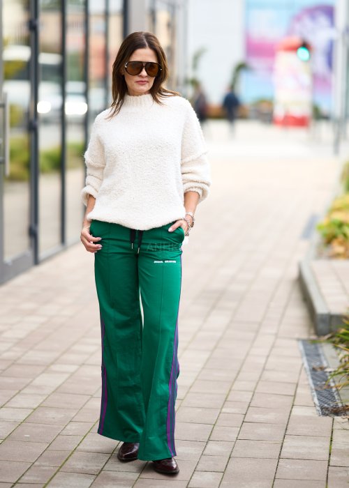 Kremowy sweter z pluszowej dzianiny teddy, luźny krój, długi rękaw i miękka tekstura w stylu casual