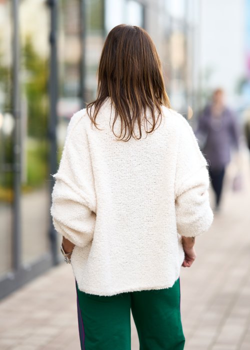 Kremowy sweter z pluszowej dzianiny teddy, luźny krój, długi rękaw i miękka tekstura w stylu casual